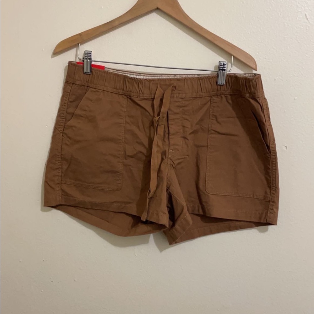 North face tan/brownish shorts fits a 10-12 in women large.